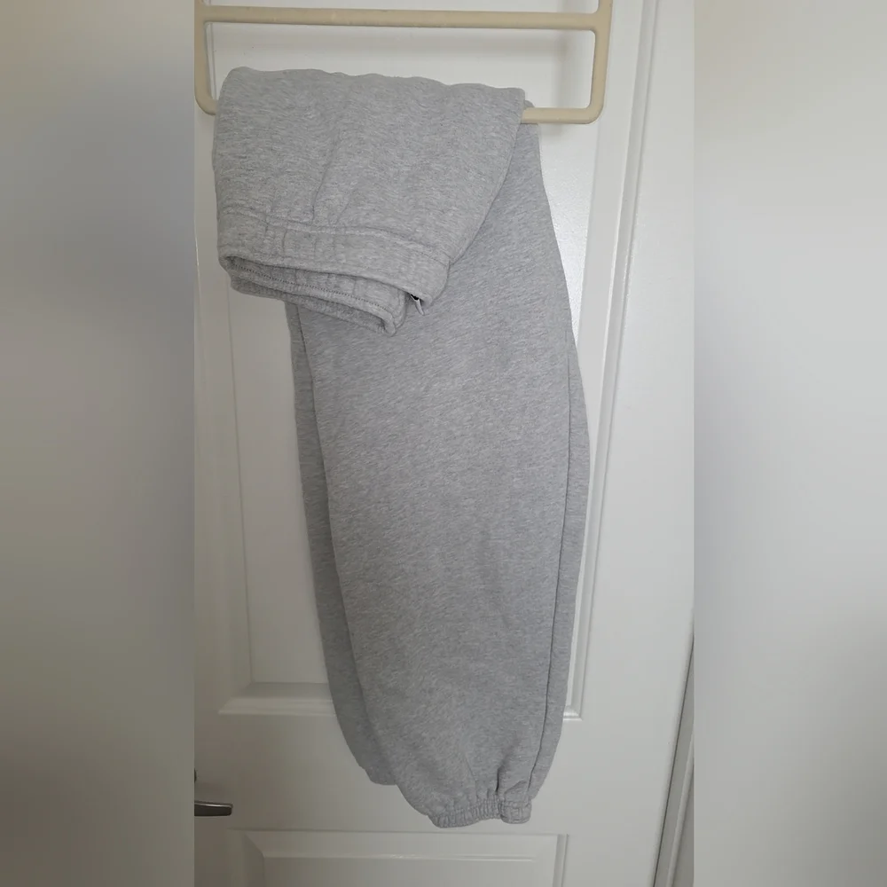Aritzia TNA Mega Fit Sweatfleece Joggers Small - Picture 4 of 4